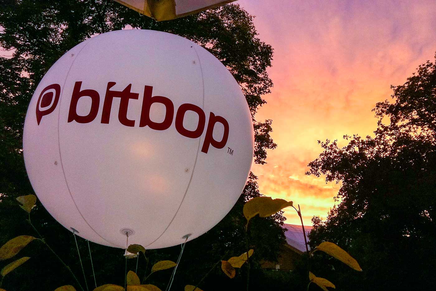 Leuchtballon 250 cm mit Logobranding vor Sonnenuntergang