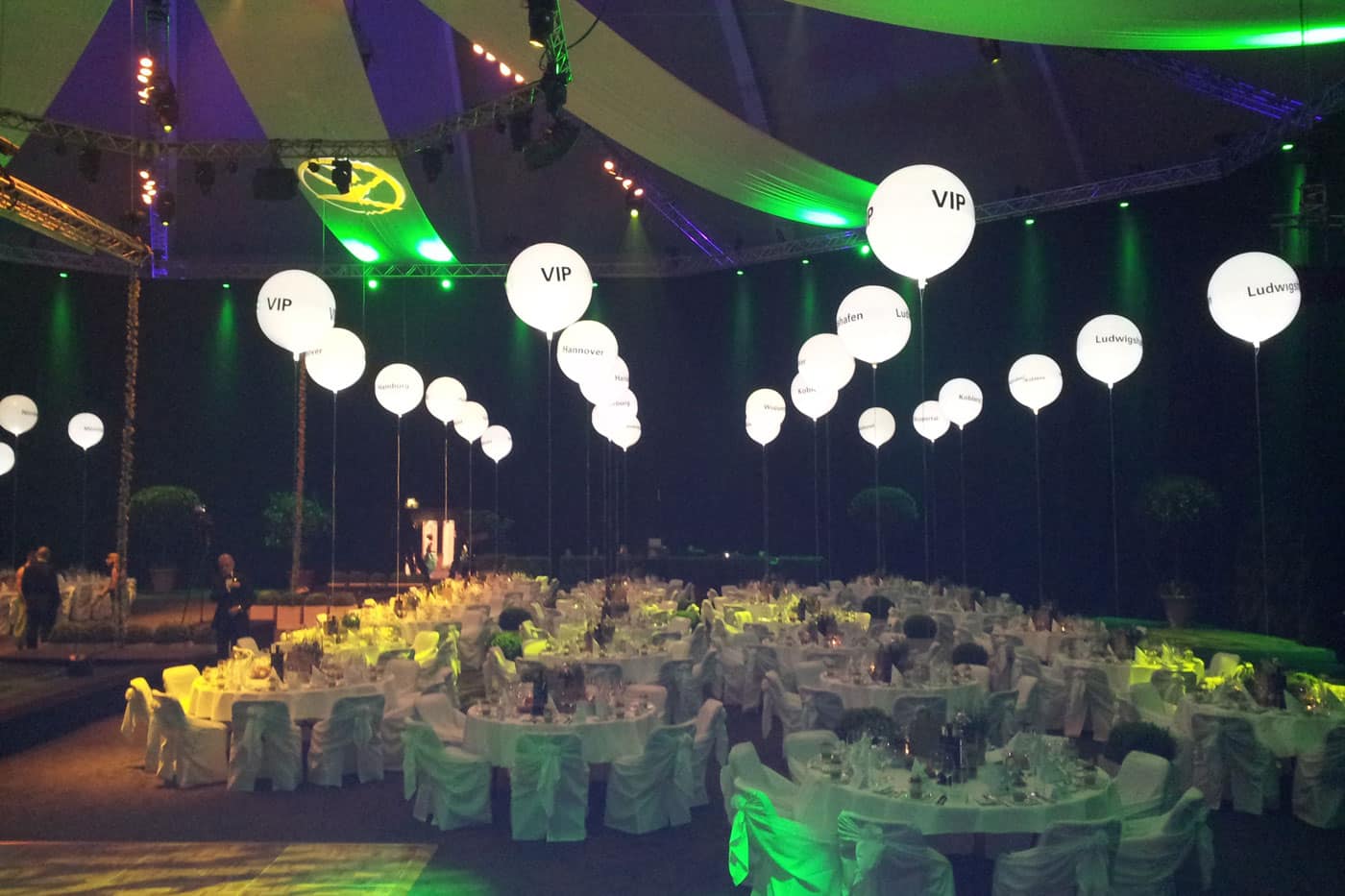 Leuchtballons pro Tisch zur Deko in Zirkus-Location
